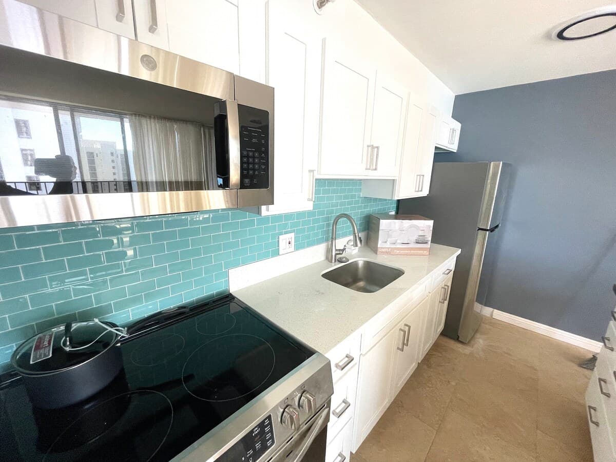 Condo in Honolulu · ★4.62 · 1 bedroom · 3 beds · 1 private bath - Photo 4