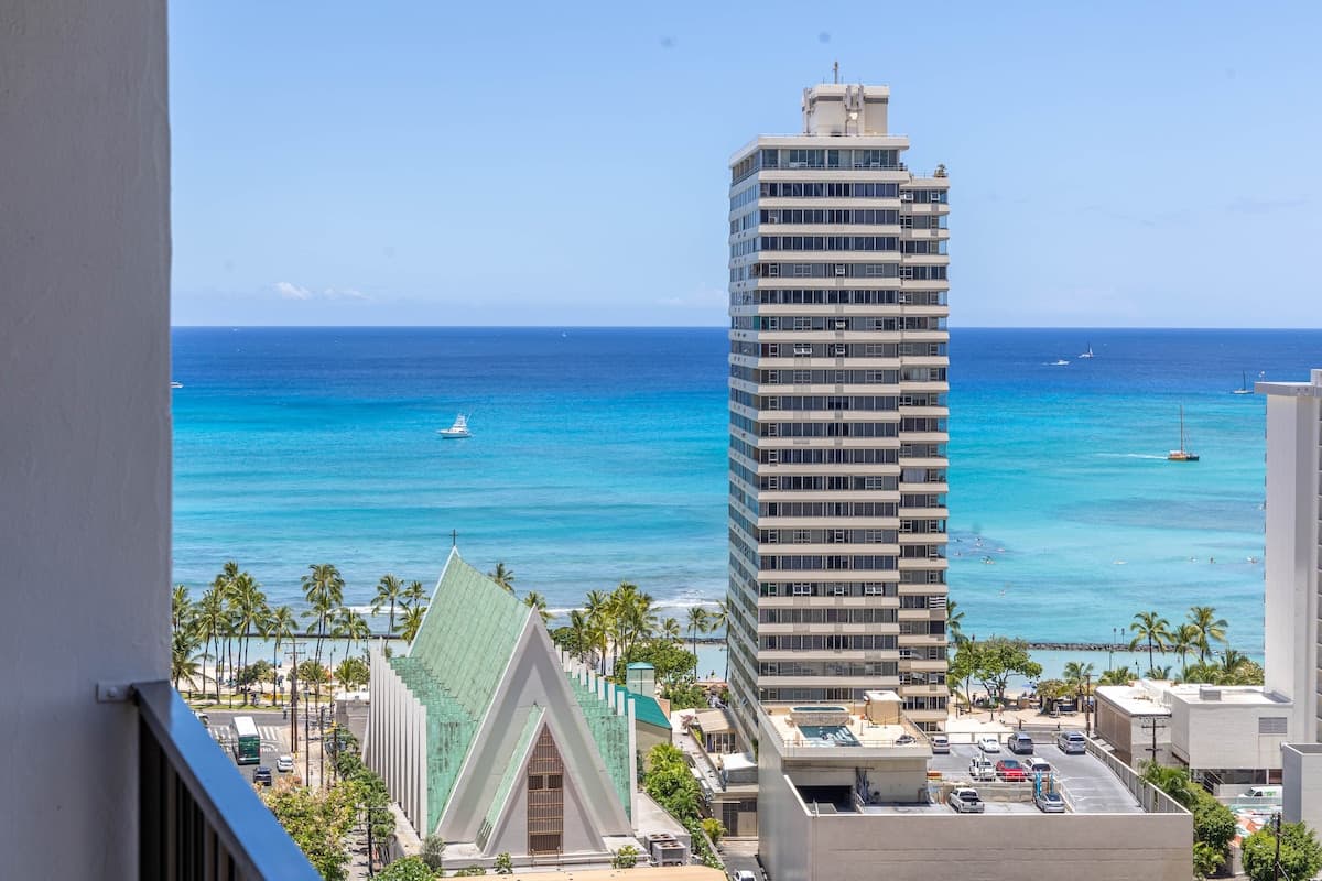 Spectacular Waikiki Condo w/free parking & pool - Photo 1