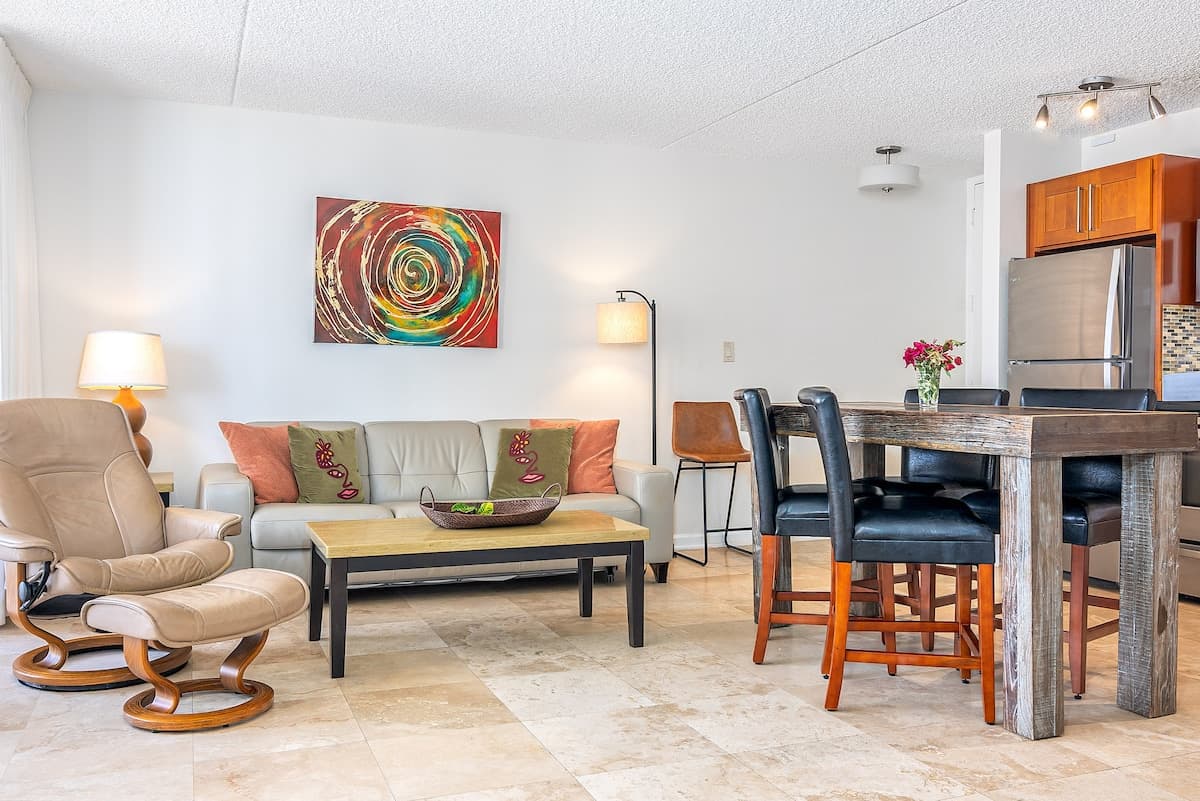 Spectacular Waikiki Condo w/free parking & pool - Photo 2