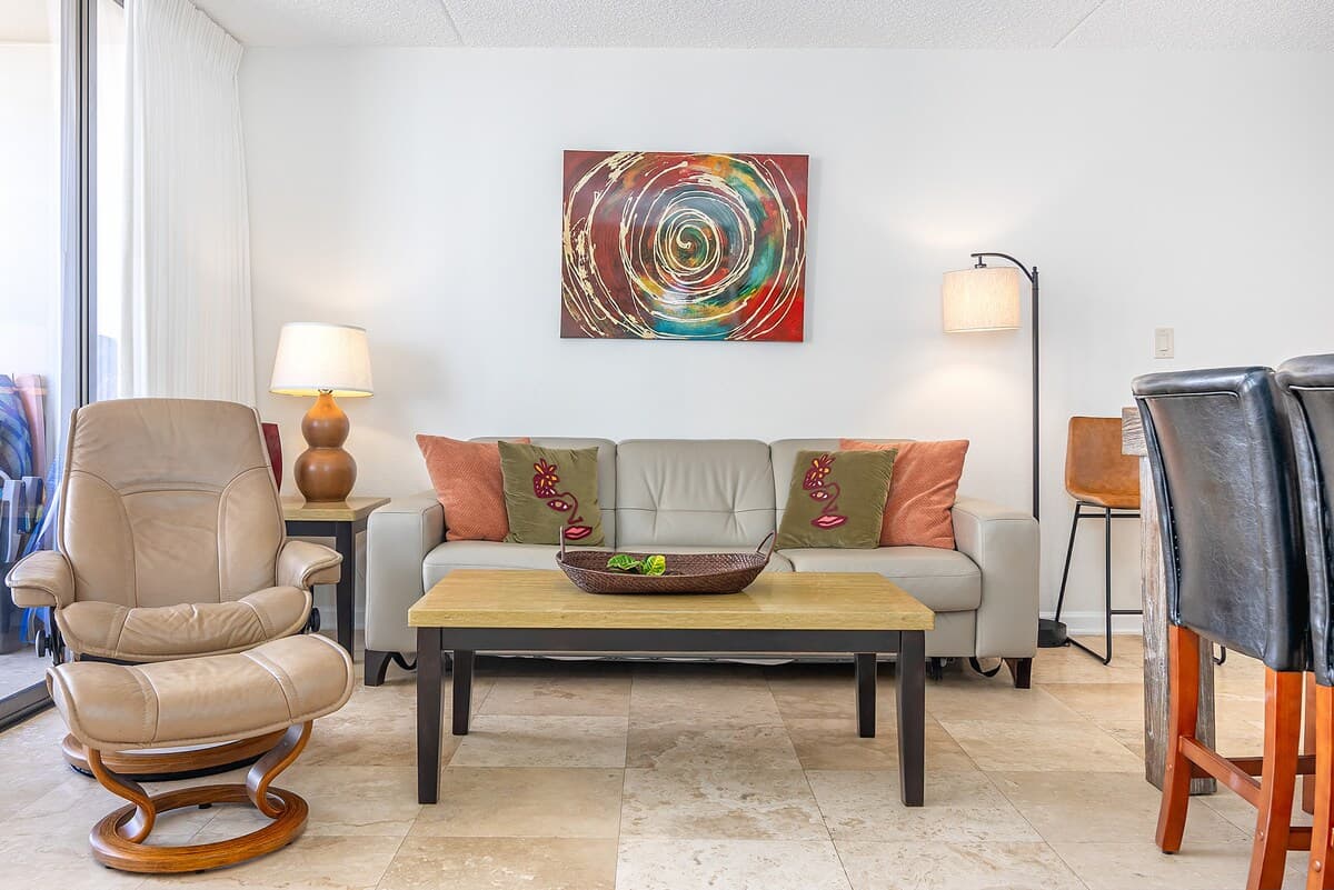 Spectacular Waikiki Condo w/free parking & pool - Photo 4