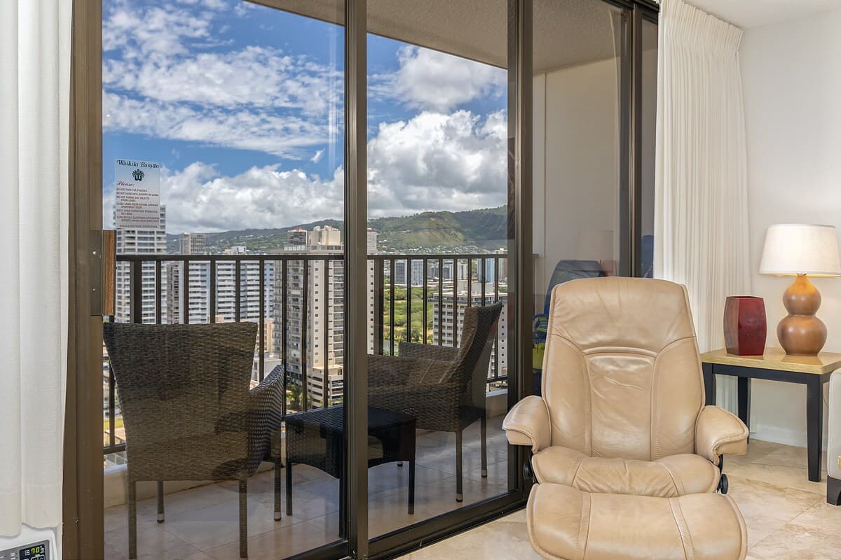 Spectacular Waikiki Condo w/free parking & pool - Photo 5