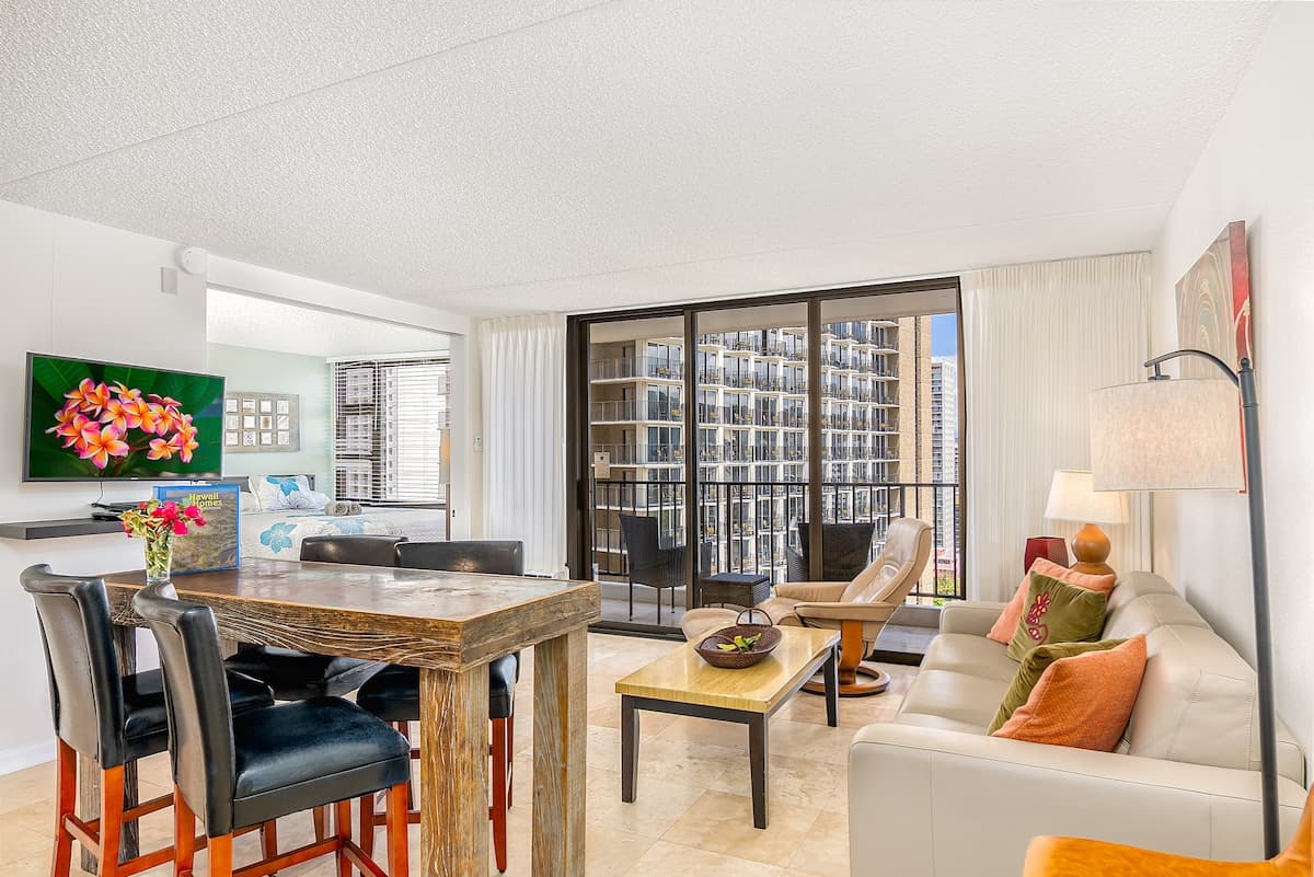 Spectacular Waikiki Condo w/free parking & pool - Photo 3