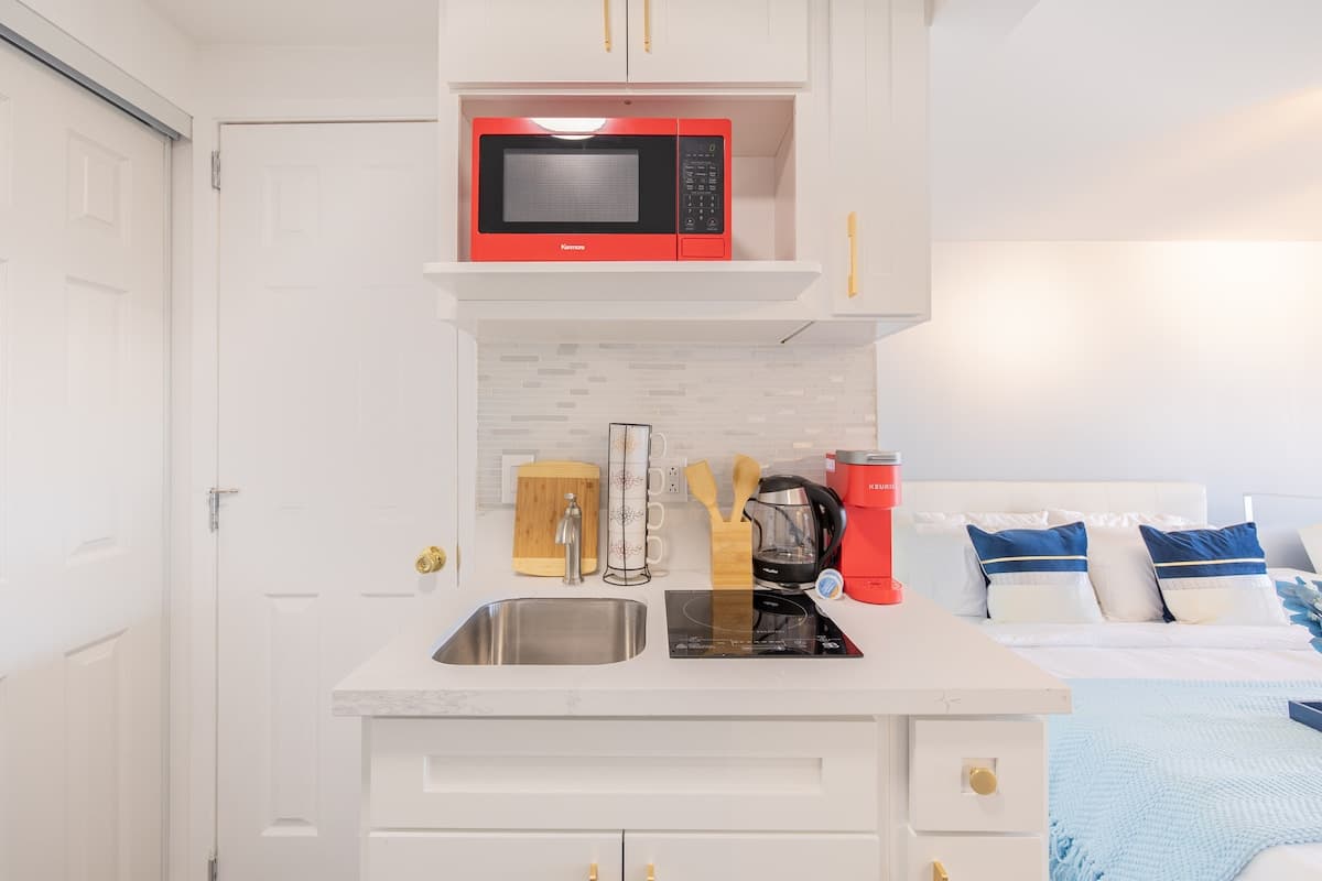 Condo in Honolulu · ★4.83 · 1 bedroom · 2 beds · 1 private bath - Photo 5