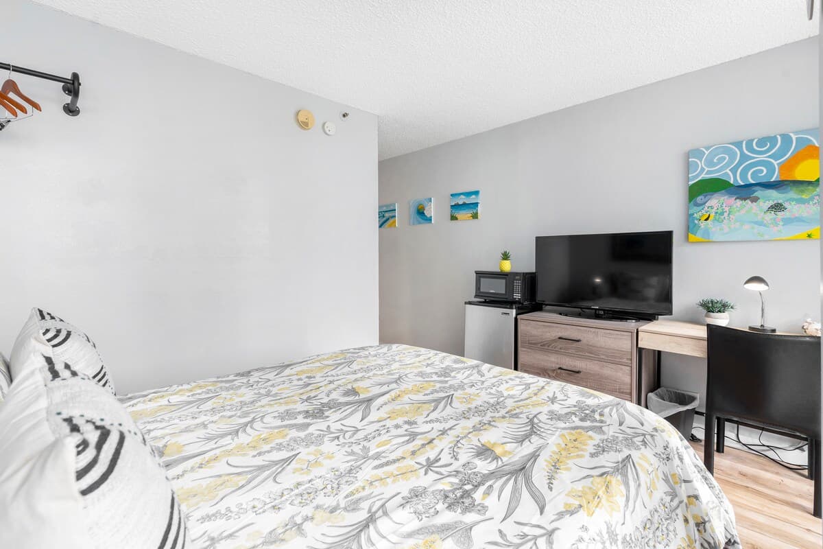 Condo in Honolulu · ★4.88 · Studio · 1 bed · 1 private bath - Photo 3