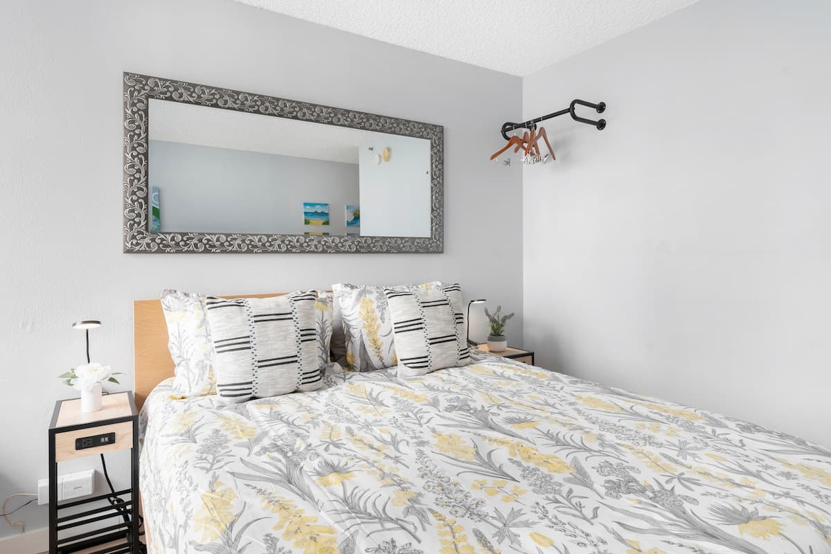 Condo in Honolulu · ★4.88 · Studio · 1 bed · 1 private bath - Photo 1