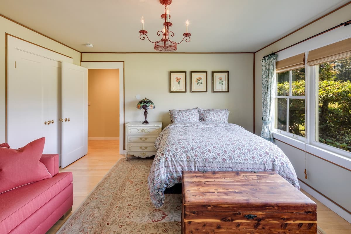 Luxury Pool & Hot Tub with Vineyard Views - Photo 3