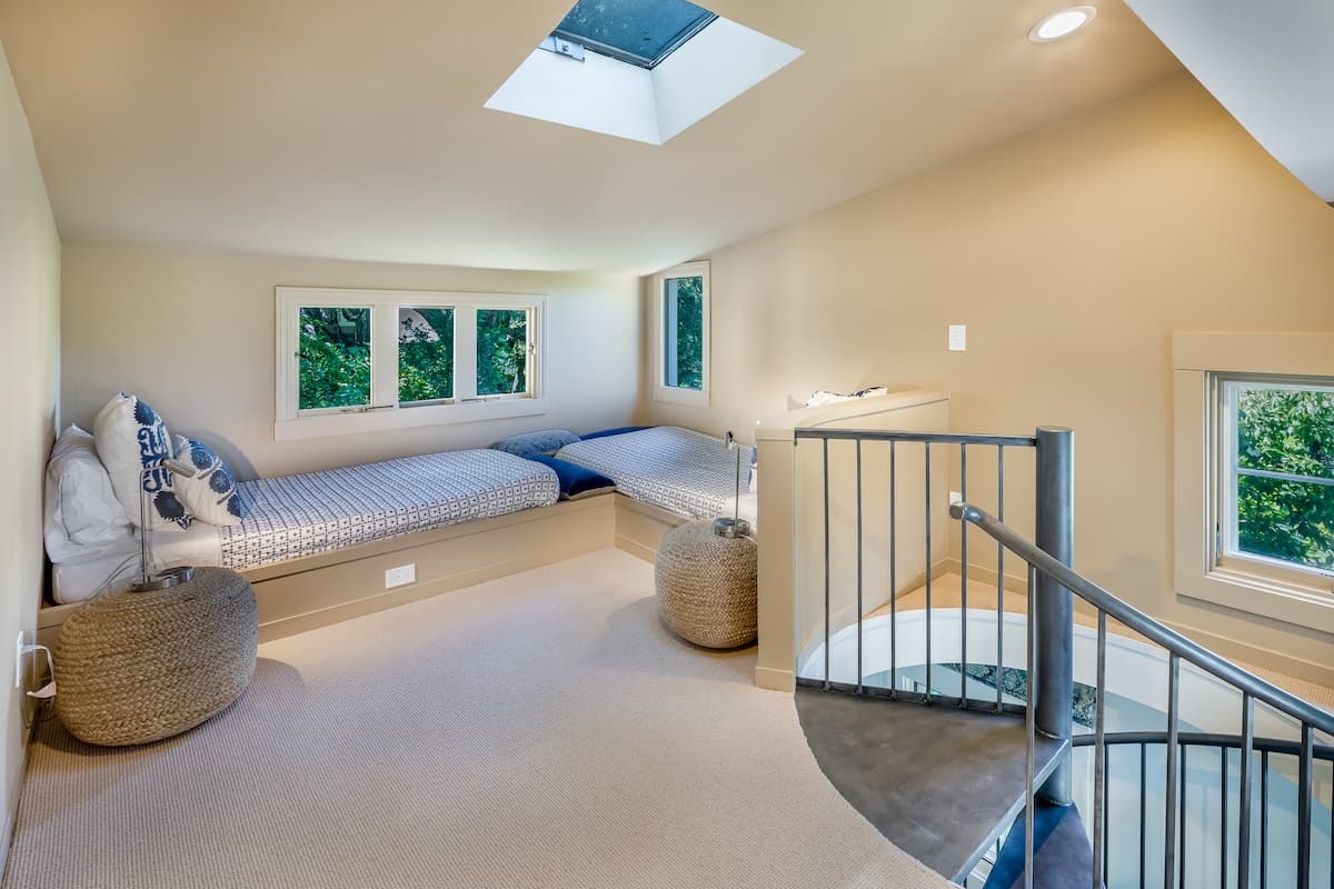 Luxury Pool & Hot Tub with Vineyard Views - Photo 4