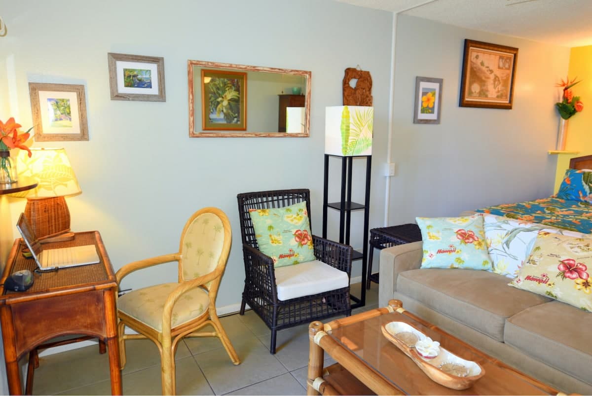 Condo in Kailua-Kona · ★4.88 · Studio · 2 beds · 1 bath - Photo 2