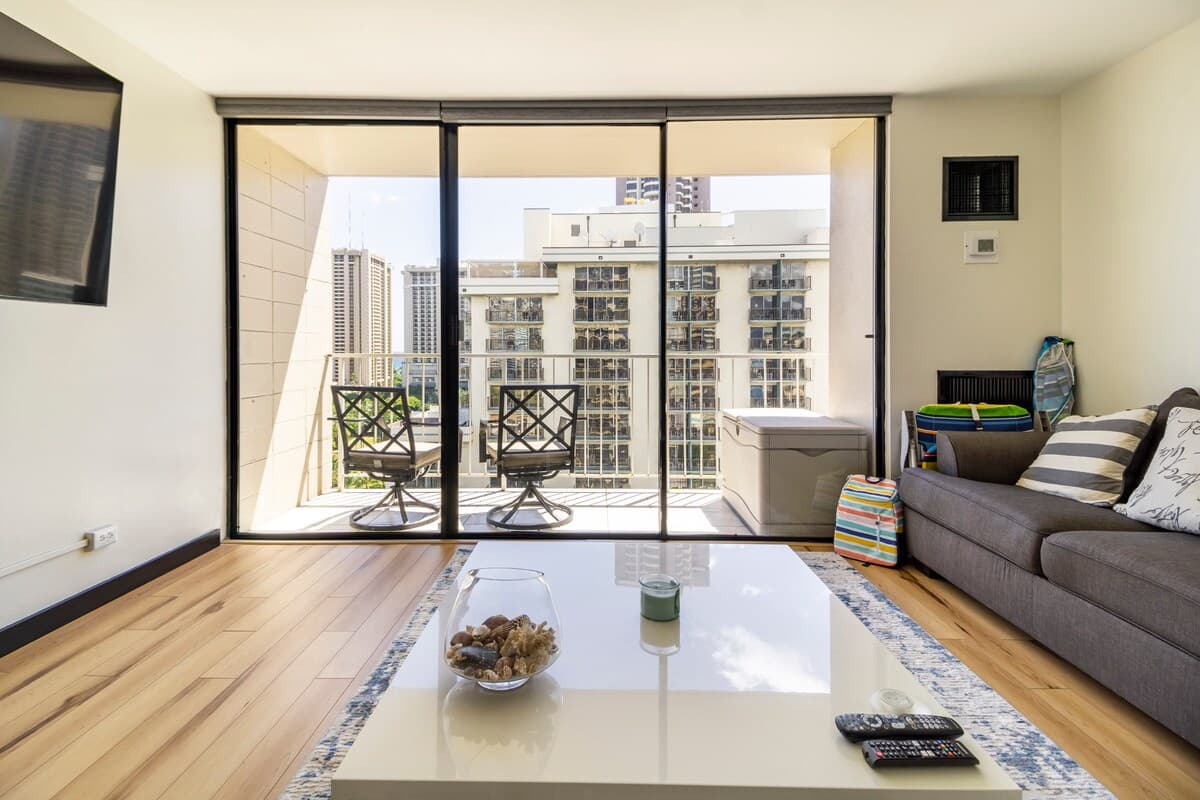Condo in Honolulu · ★4.93 · 1 bedroom · 2 beds · 1 shared bath - Photo 4