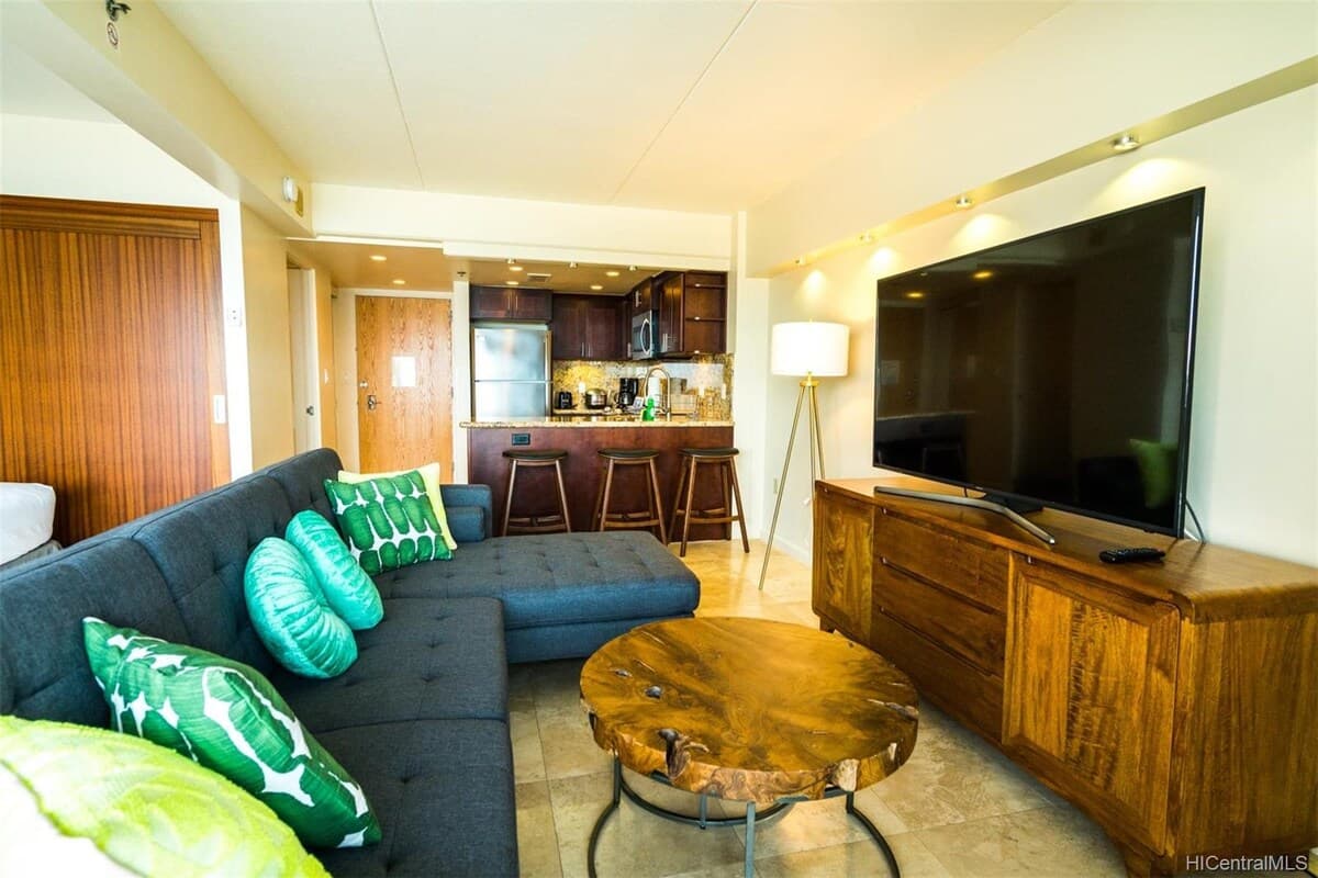 Condo in Honolulu · ★4.9 · 1 bedroom · 2 beds · 1 private bath - Photo 4