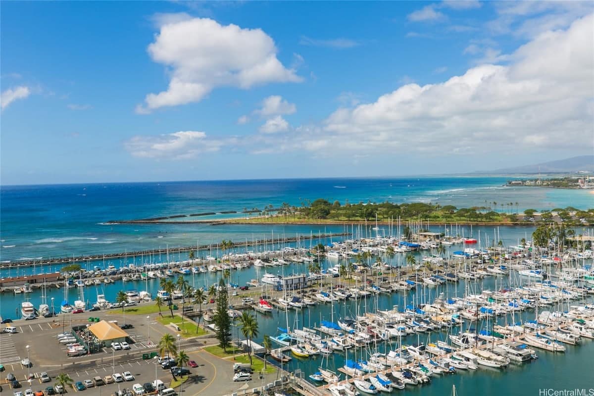Condo in Honolulu · ★4.9 · 1 bedroom · 2 beds · 1 private bath - Photo 2