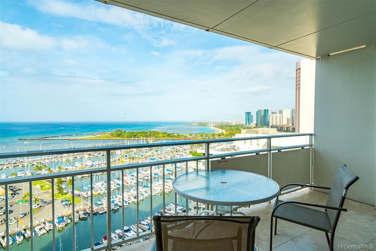 Condo in Honolulu · ★4.9 · 1 bedroom · 2 beds · 1 private bath - Photo 1