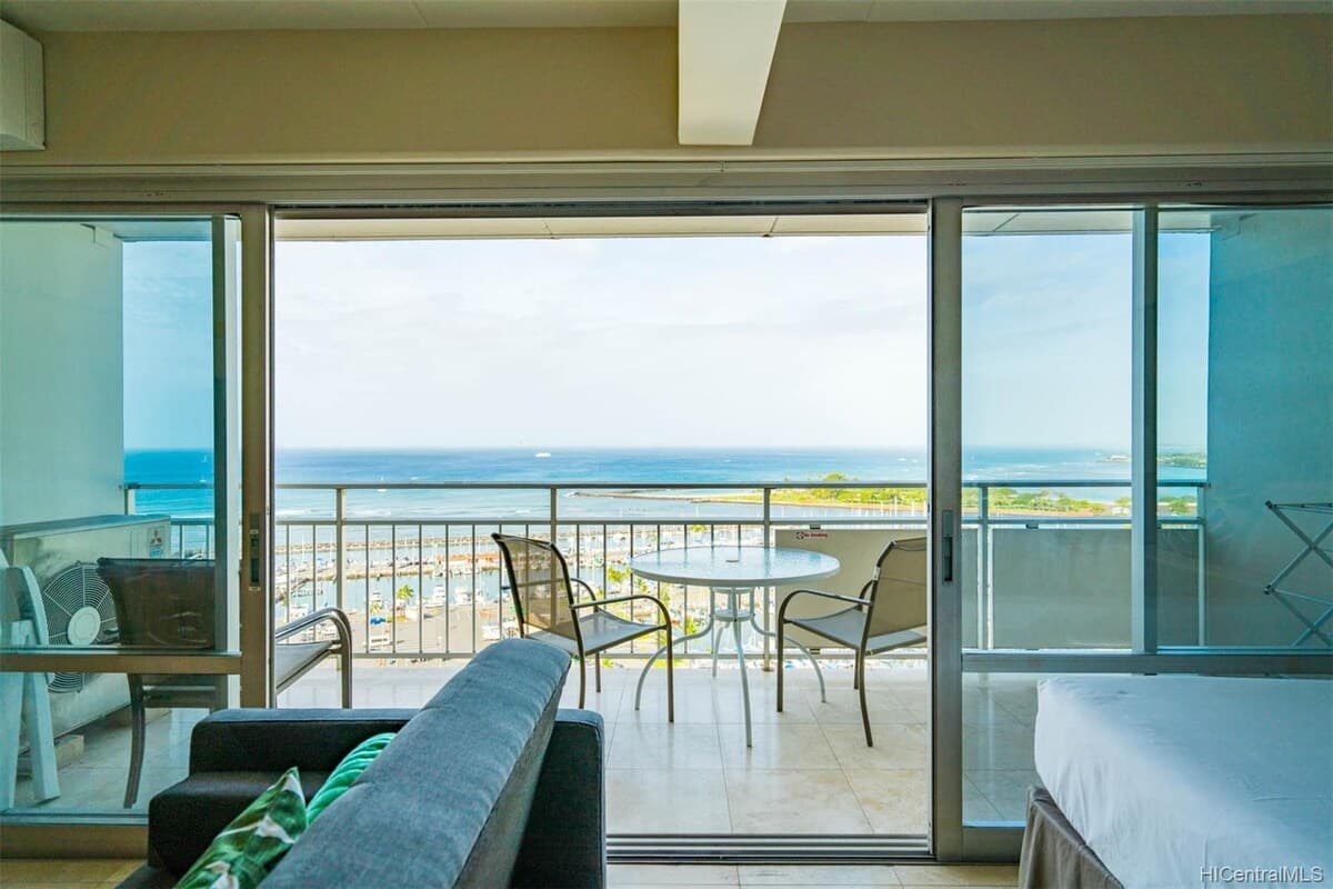 Condo in Honolulu · ★4.9 · 1 bedroom · 2 beds · 1 private bath - Photo 3