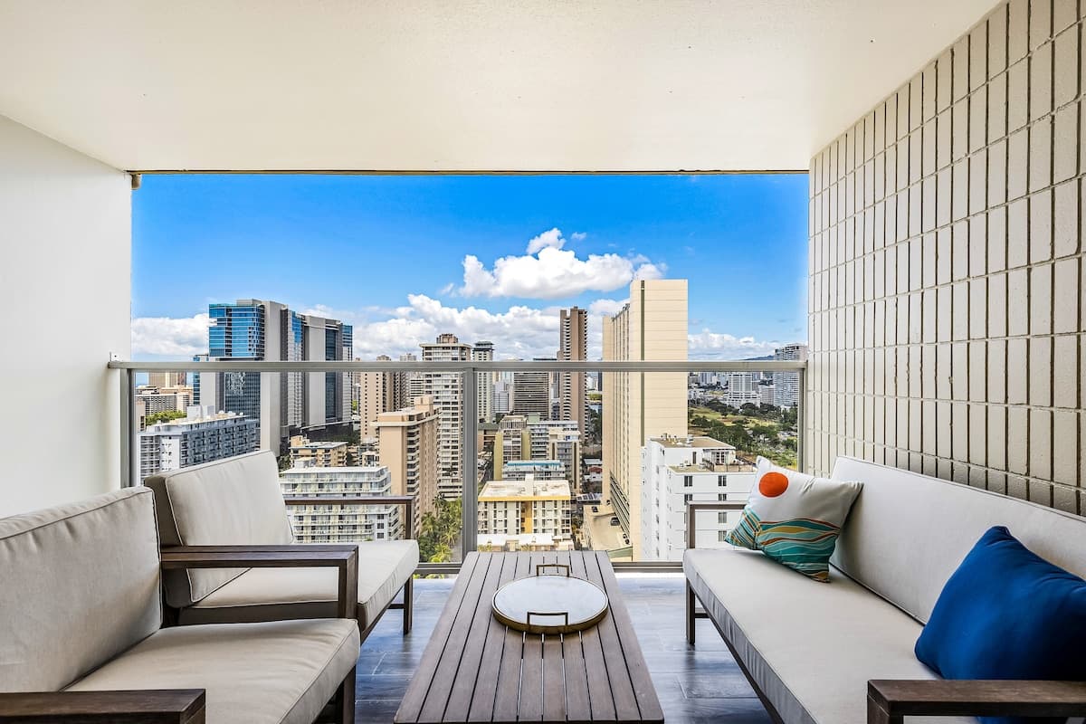 Condo in Honolulu · ★4.84 · Studio · 2 beds · 1 shared bath - Photo 2