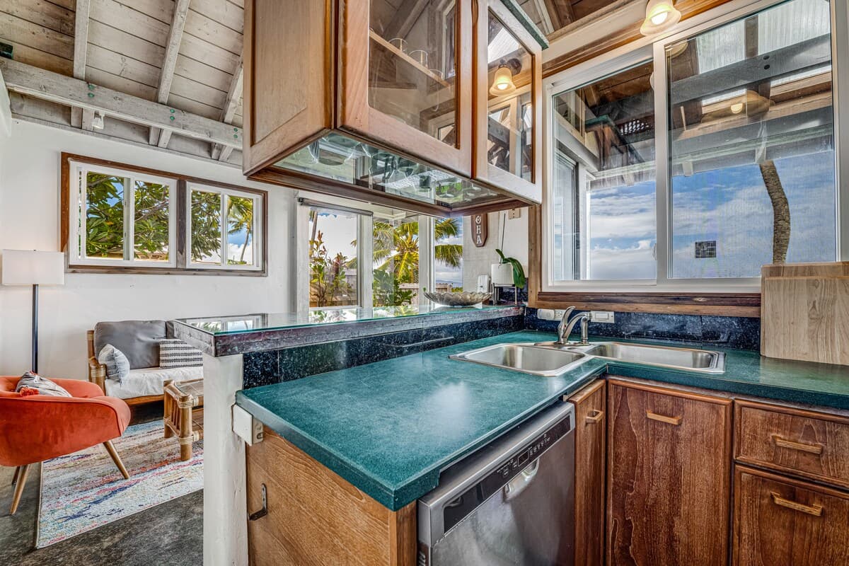 Lani Paradise Oceanfront Cottage - Photo 4