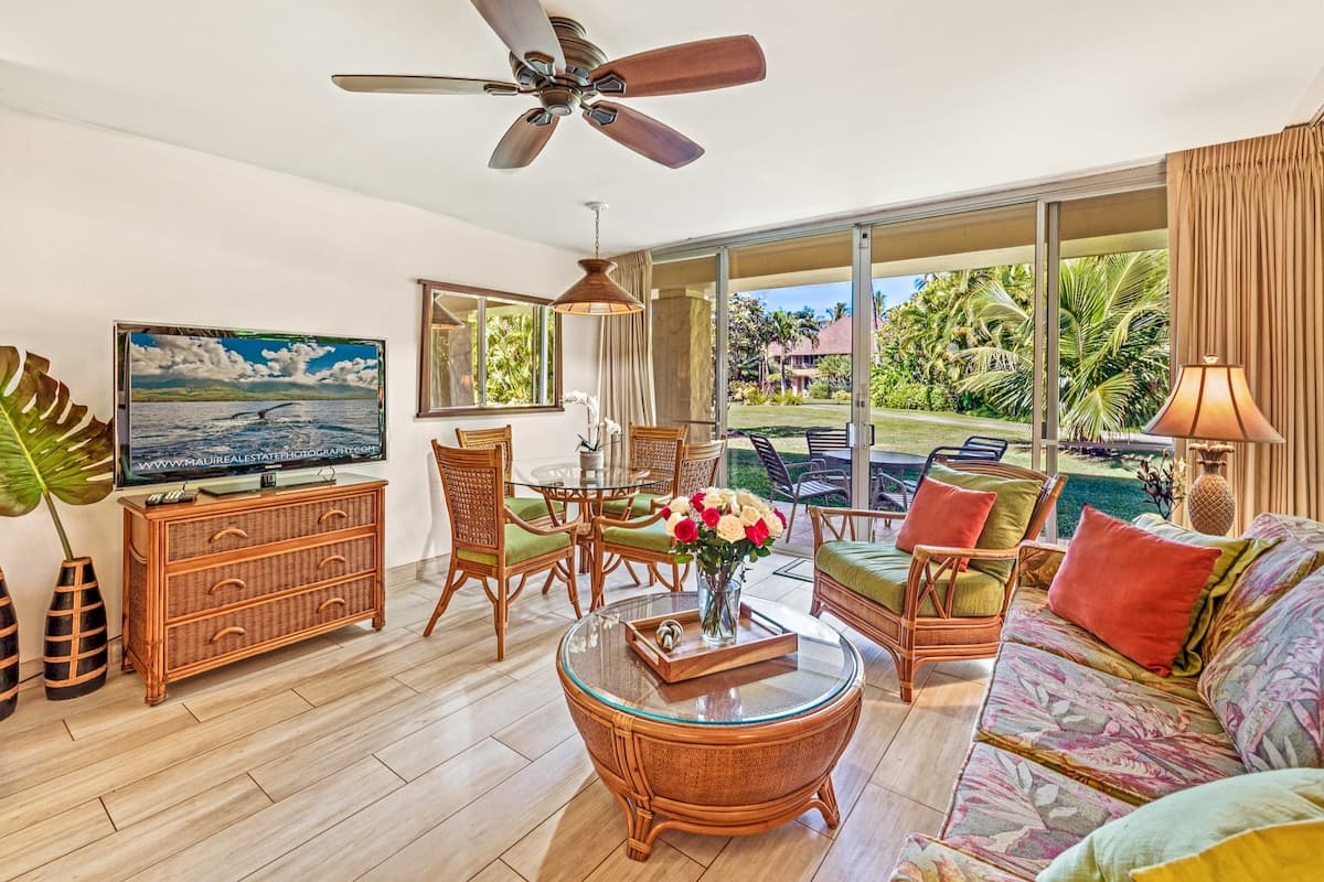 Condo in Lahaina · ★4.93 · 1 bedroom · 2 beds · 1 private bath - Photo 2