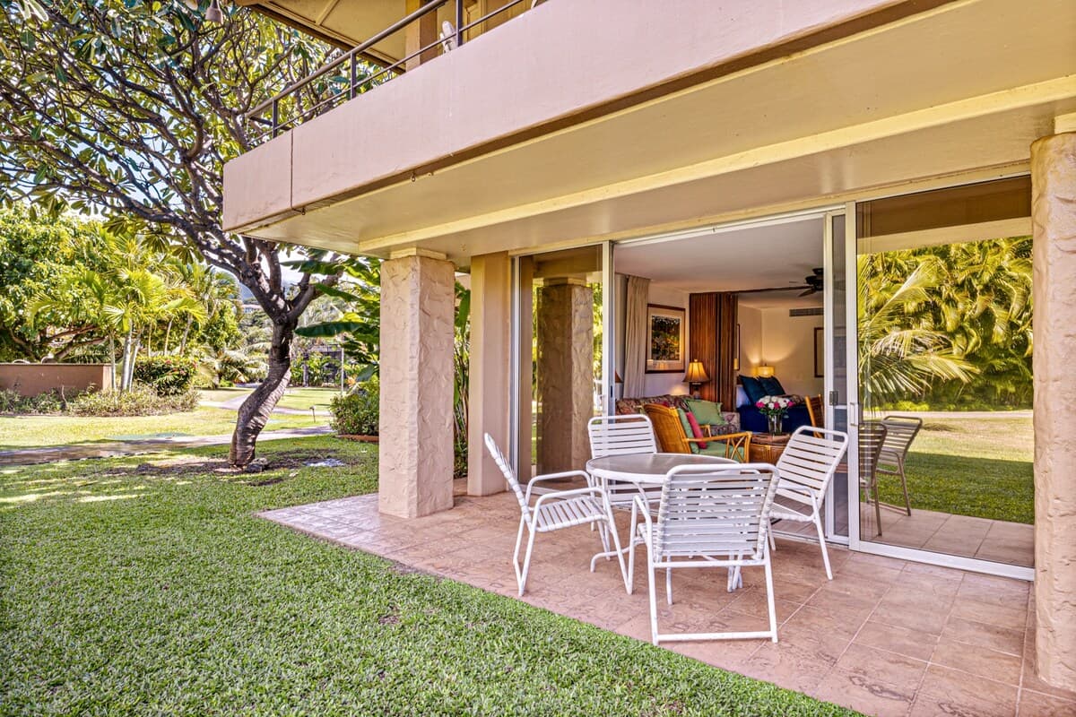 Condo in Lahaina · ★4.93 · 1 bedroom · 2 beds · 1 private bath - Photo 3