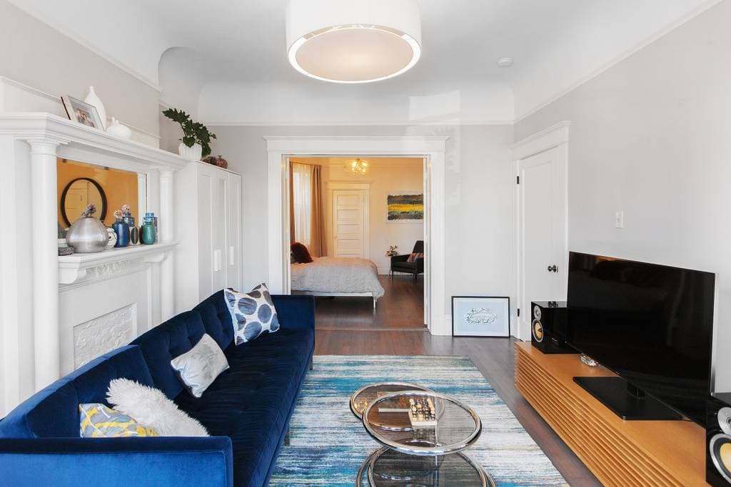 Edwardian Condo with Tranquil Garden - Photo 2