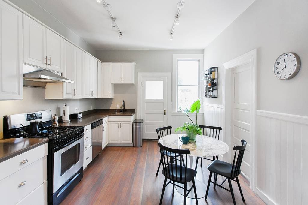 Edwardian Condo with Tranquil Garden - Photo 3