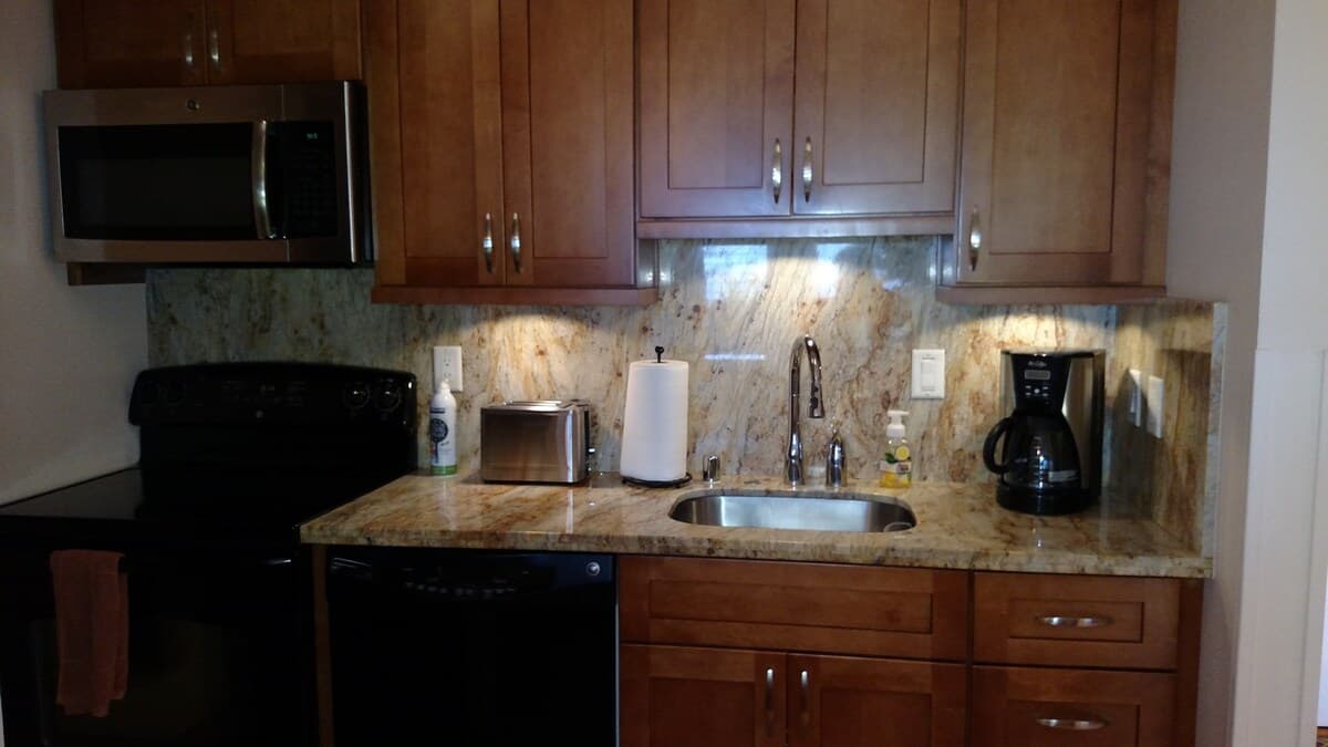 Condo in Wailuku · ★4.94 · 2 bedrooms · 3 beds · 2 private baths - Photo 5