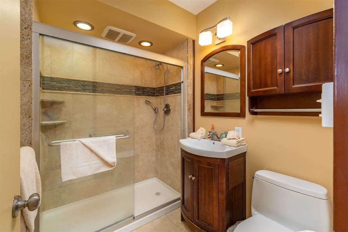Condo in Lahaina · ★4.95 · 1 bedroom · 3 beds · 1 private bath - Photo 5
