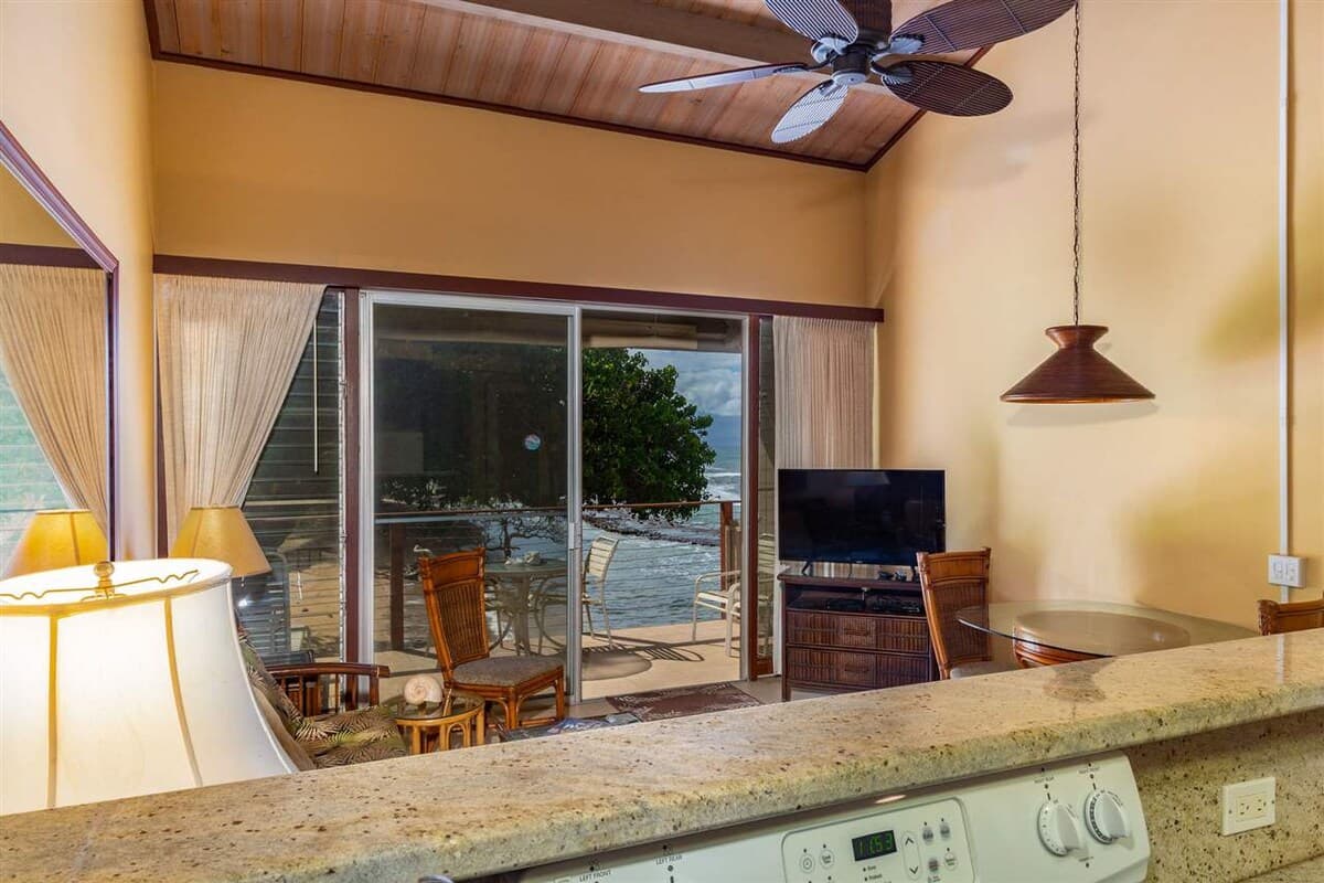 Condo in Lahaina · ★4.95 · 1 bedroom · 3 beds · 1 private bath - Photo 4