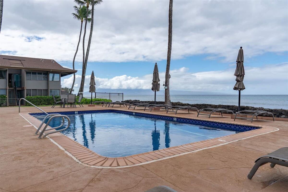 Condo in Lahaina · ★4.95 · 1 bedroom · 3 beds · 1 private bath - Photo 3