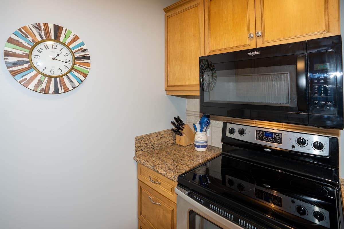 Condo in Kailua-Kona · ★4.94 · 1 bedroom · 1 bed · 1 bath - Photo 5