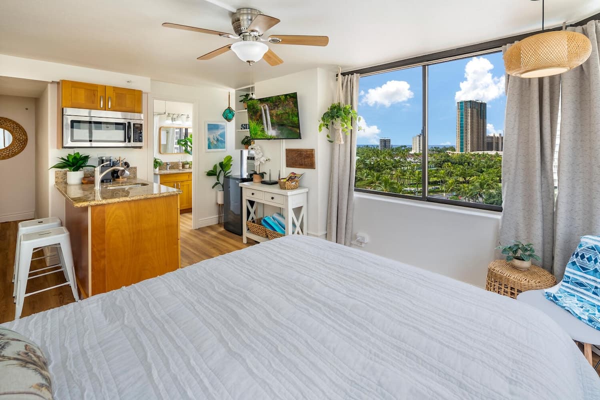 Condo in Honolulu · ★4.89 · 1 bedroom · 1 bed · 1 private bath - Photo 1