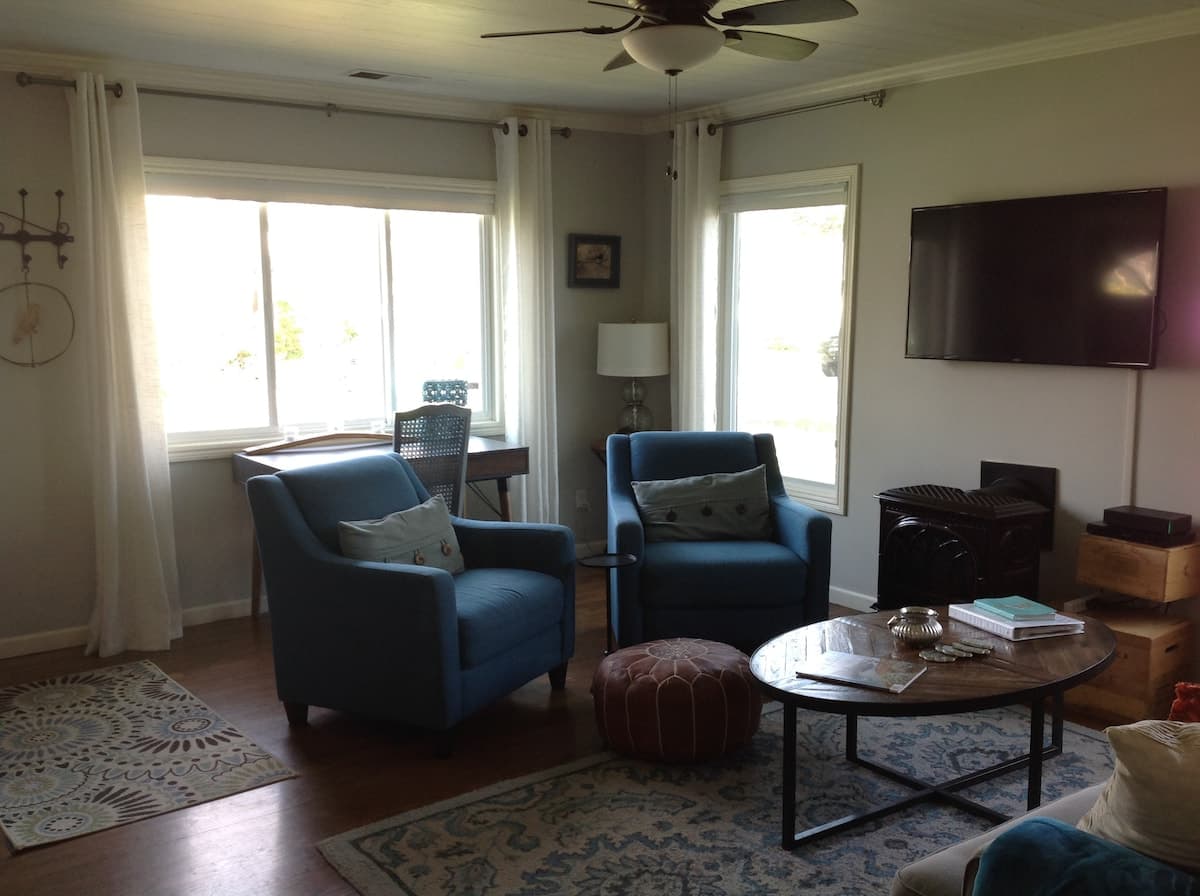 Cozy Wine Country Cottage, Spa & Garden - Photo 3