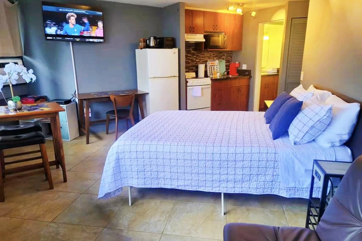 Condo in Honolulu · ★4.67 · Studio · 2 beds · 1 private bath - Photo 2