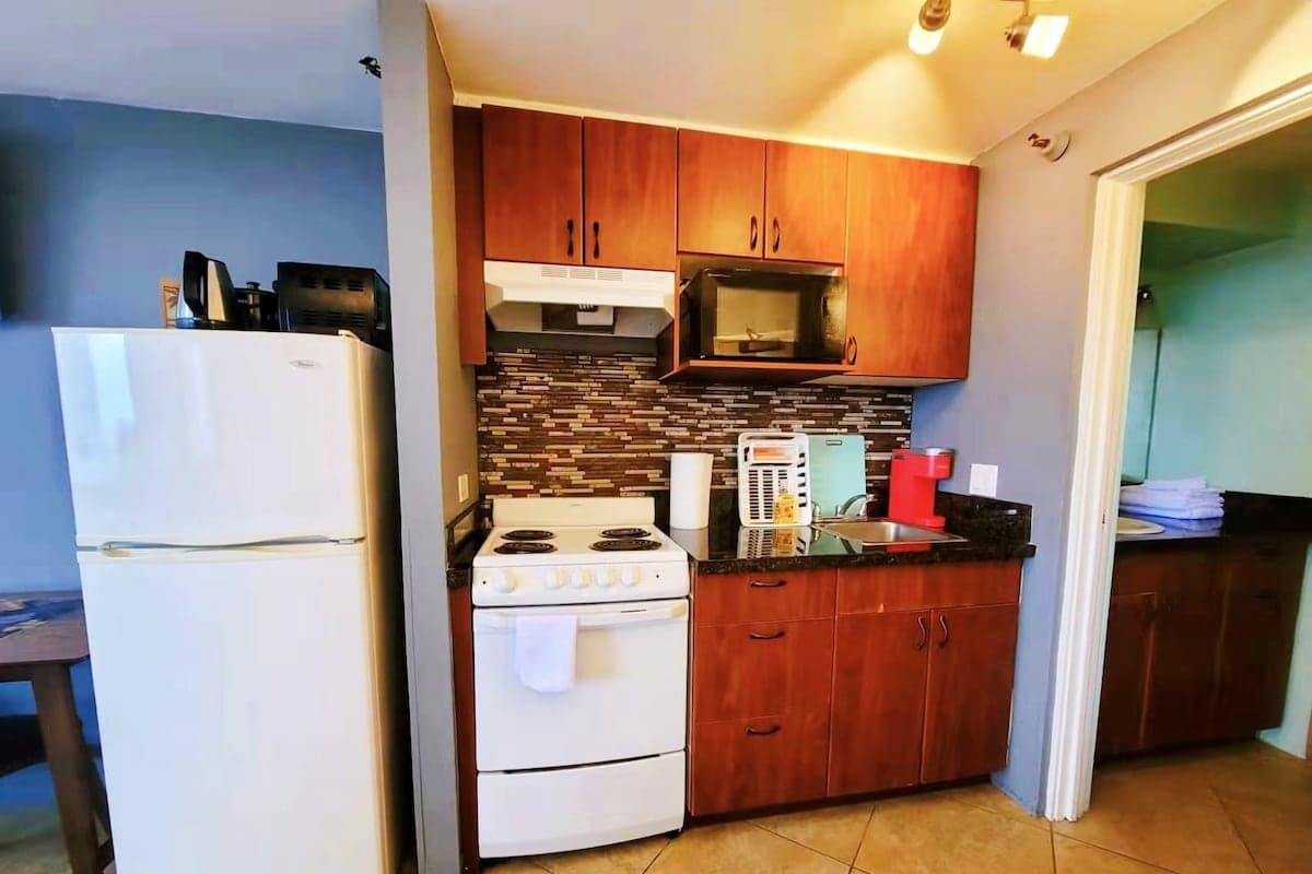 Condo in Honolulu · ★4.67 · Studio · 2 beds · 1 private bath - Photo 4