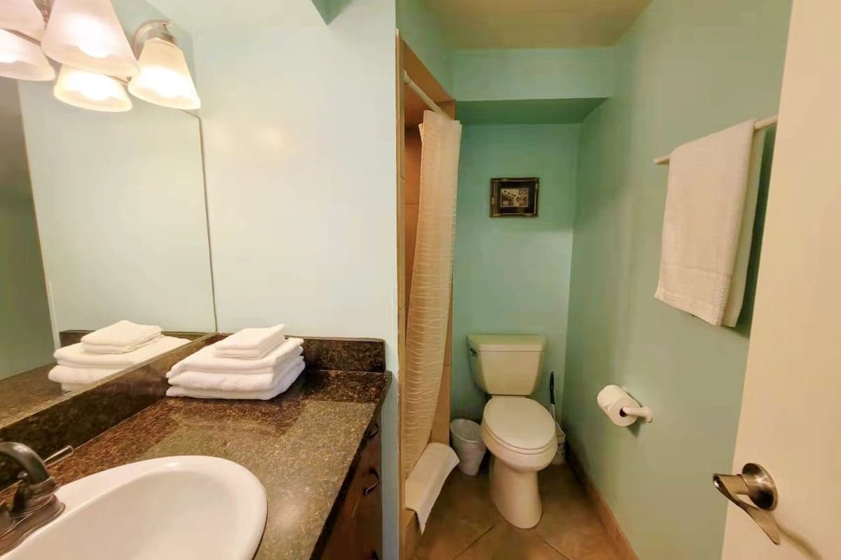 Condo in Honolulu · ★4.67 · Studio · 2 beds · 1 private bath - Photo 5