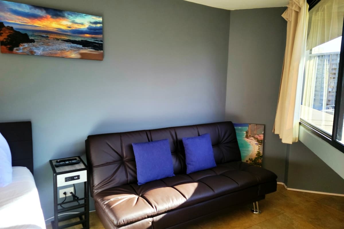 Condo in Honolulu · ★4.67 · Studio · 2 beds · 1 private bath - Photo 1
