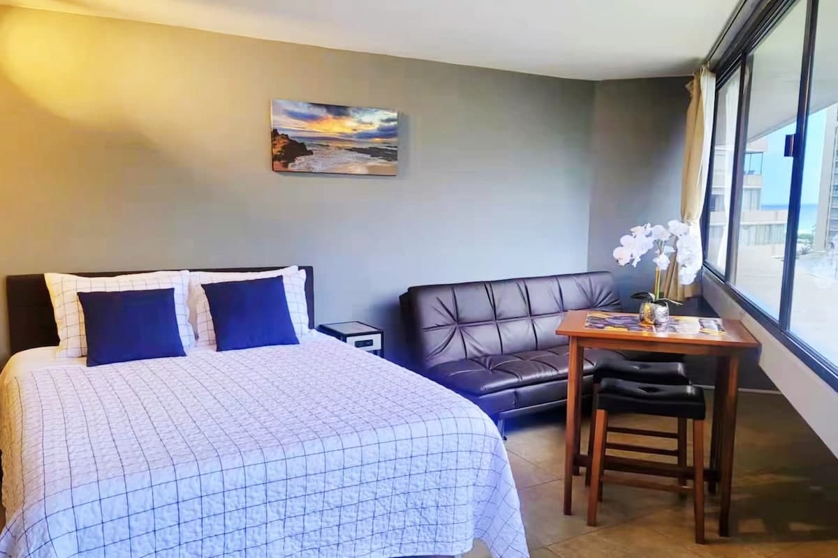 Condo in Honolulu · ★4.67 · Studio · 2 beds · 1 private bath - Photo 3