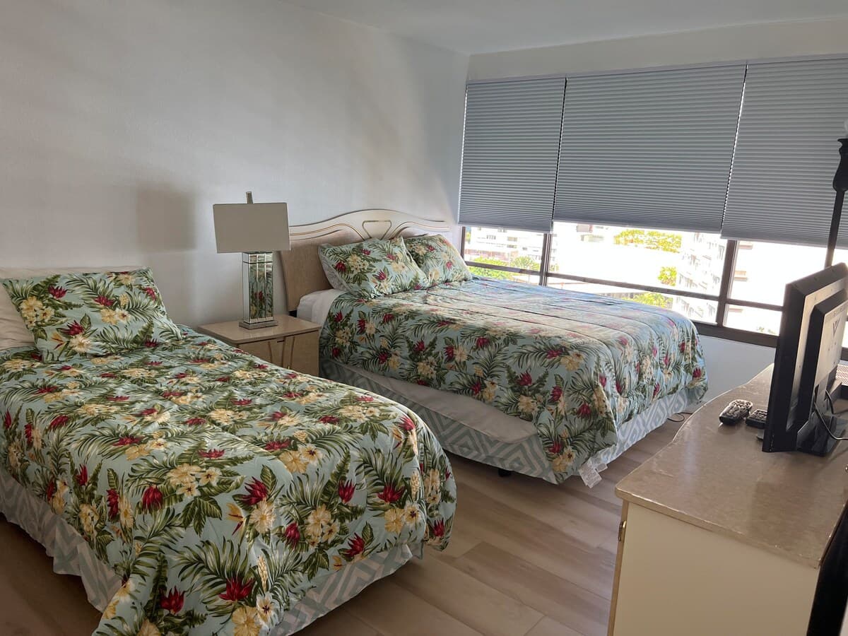 Condo in Honolulu · ★4.62 · 2 bedrooms · 4 beds · 2 private baths - Photo 4