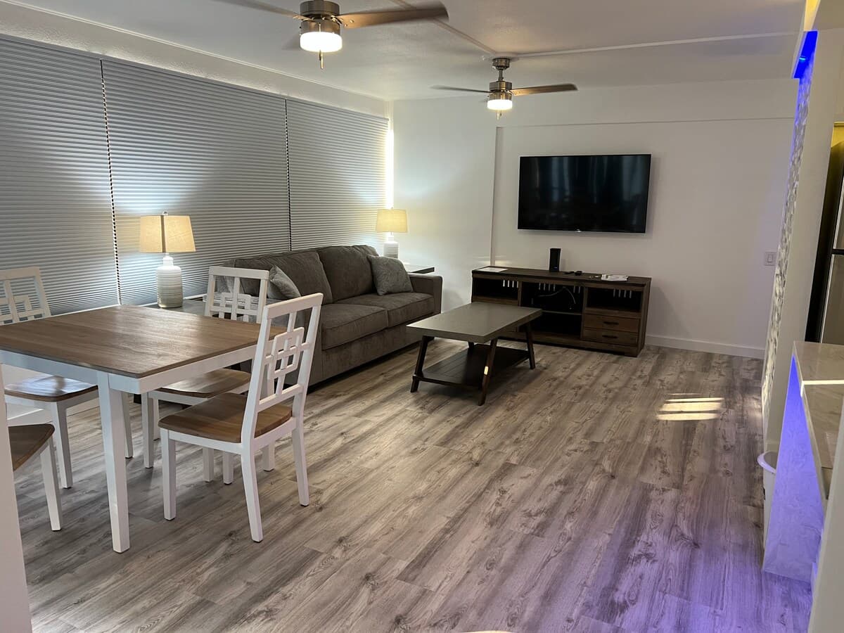 Condo in Honolulu · ★4.62 · 2 bedrooms · 4 beds · 2 private baths - Photo 3