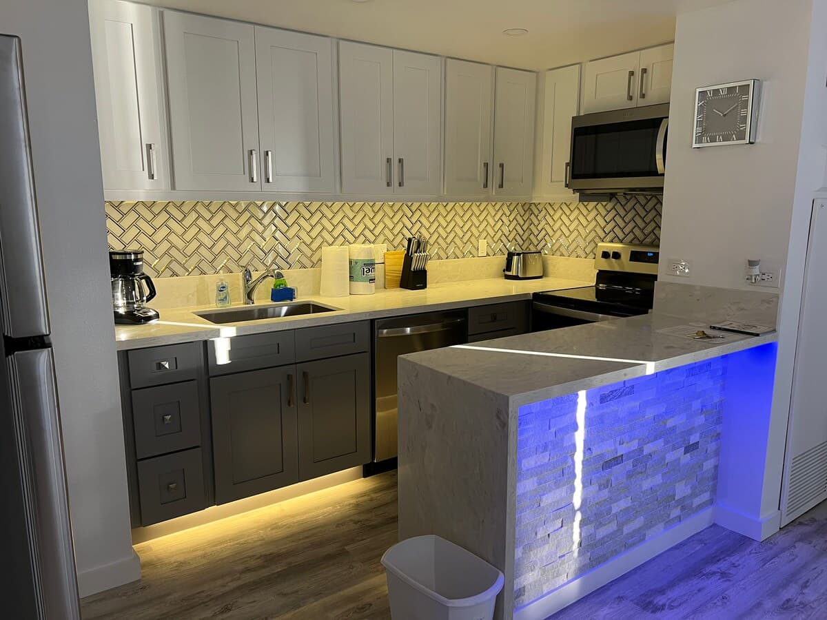 Condo in Honolulu · ★4.62 · 2 bedrooms · 4 beds · 2 private baths - Photo 2