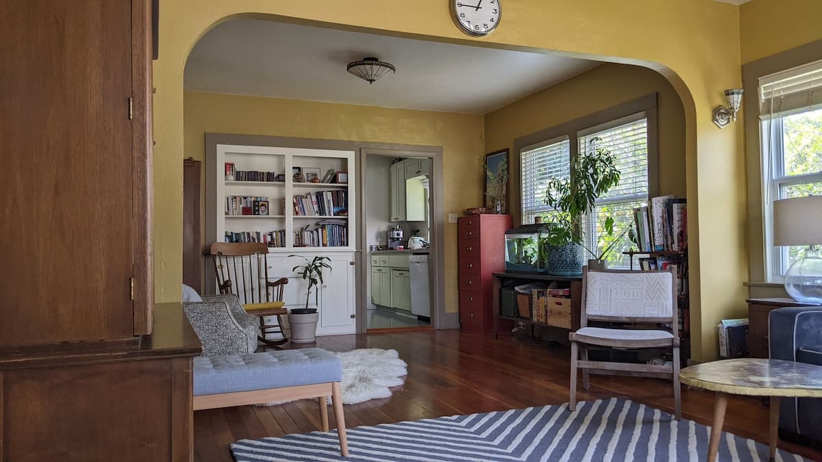 Charming 1920's 2-bedroom bungalow - Photo 1
