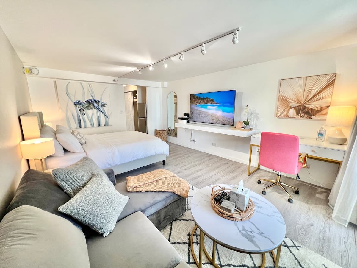 Charming & Cozy Queen Studio in Central Waikiki! - Photo 1