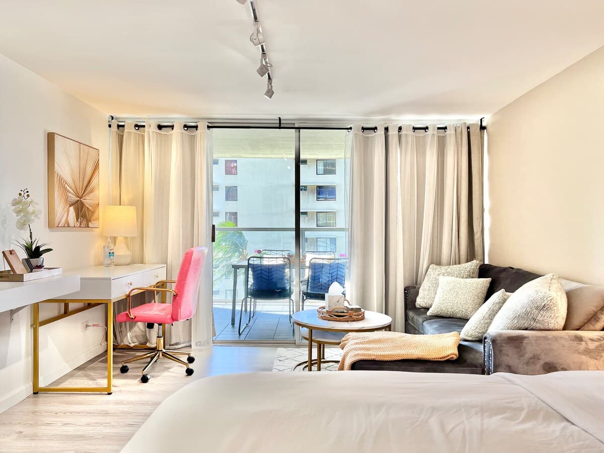 Charming & Cozy Queen Studio in Central Waikiki! - Photo 2