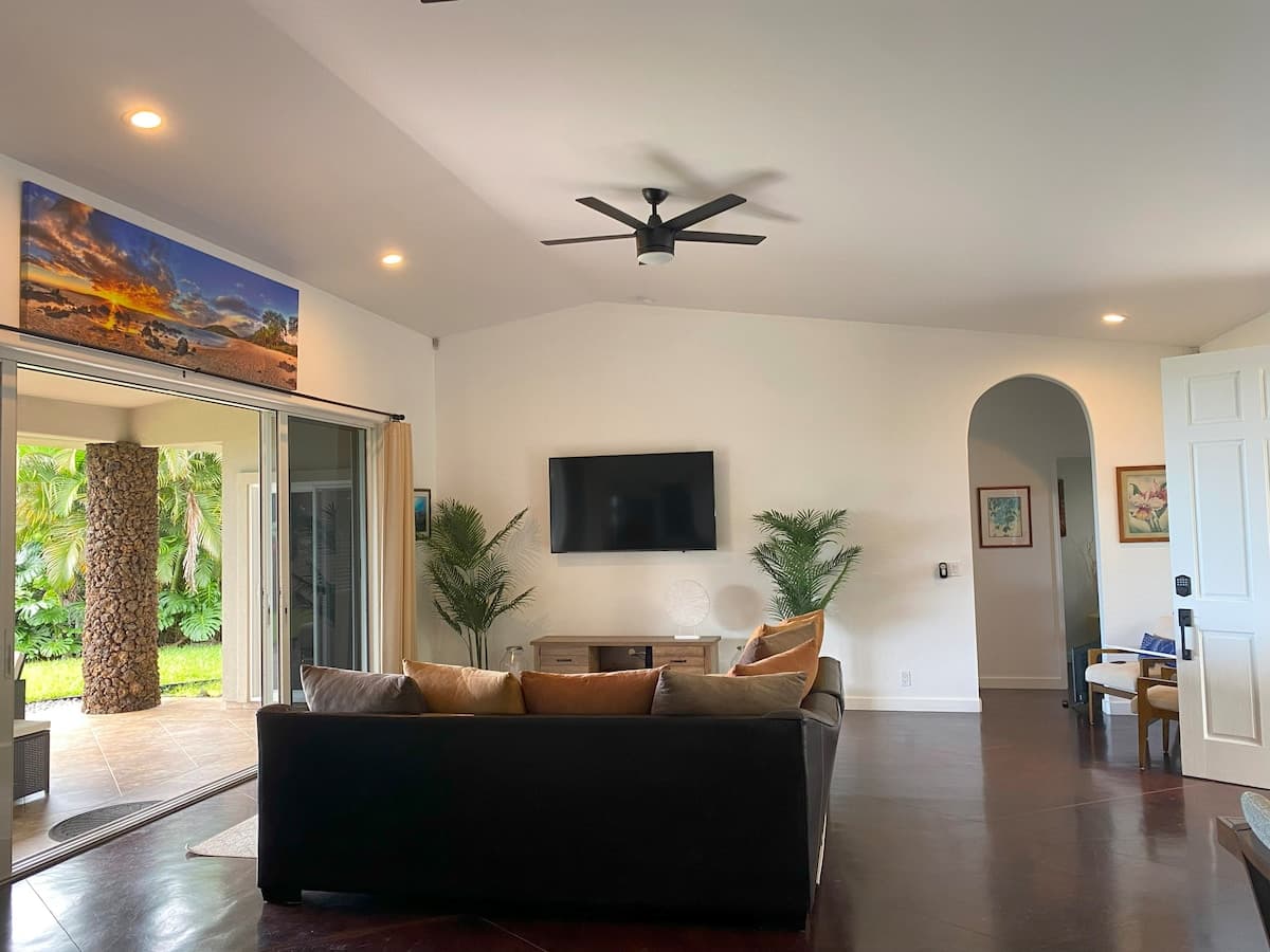 Home in Kailua-Kona · ★4.98 · 3 bedrooms · 5 beds · 2.5 private baths - Photo 2