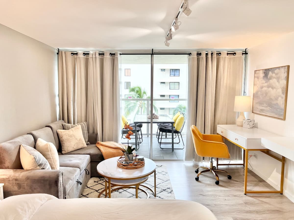 Condo in Honolulu · ★4.89 · Studio · 2 beds · 1 private bath - Photo 3