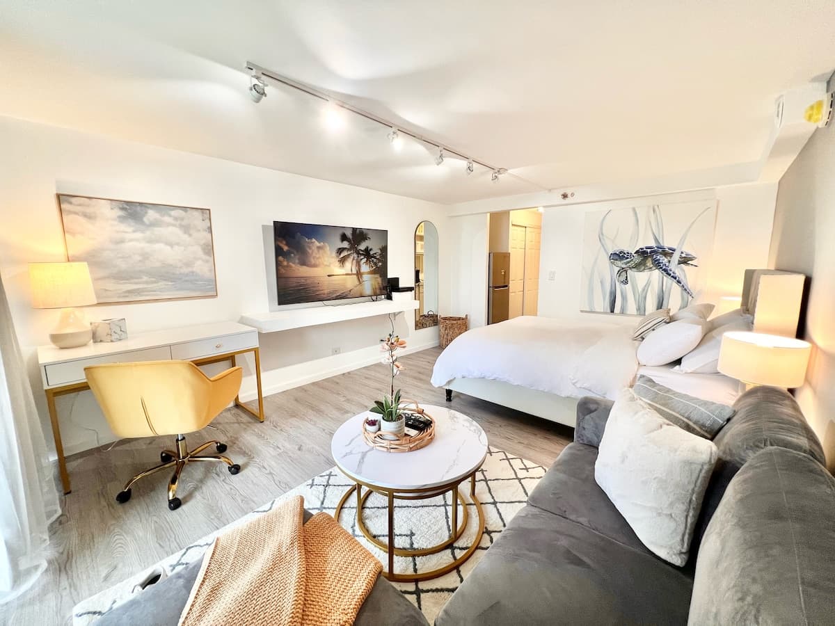 Condo in Honolulu · ★4.89 · Studio · 2 beds · 1 private bath - Photo 1