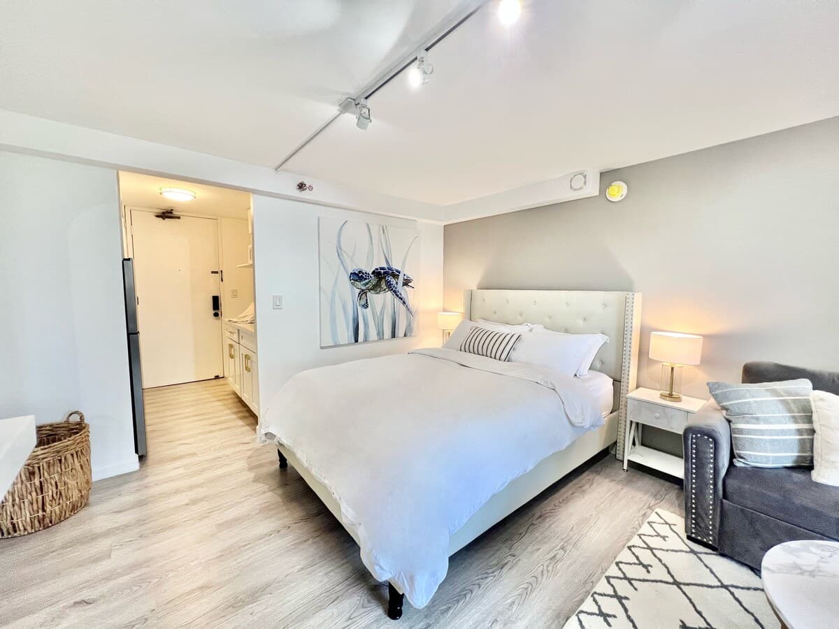 Condo in Honolulu · ★4.89 · Studio · 2 beds · 1 private bath - Photo 4