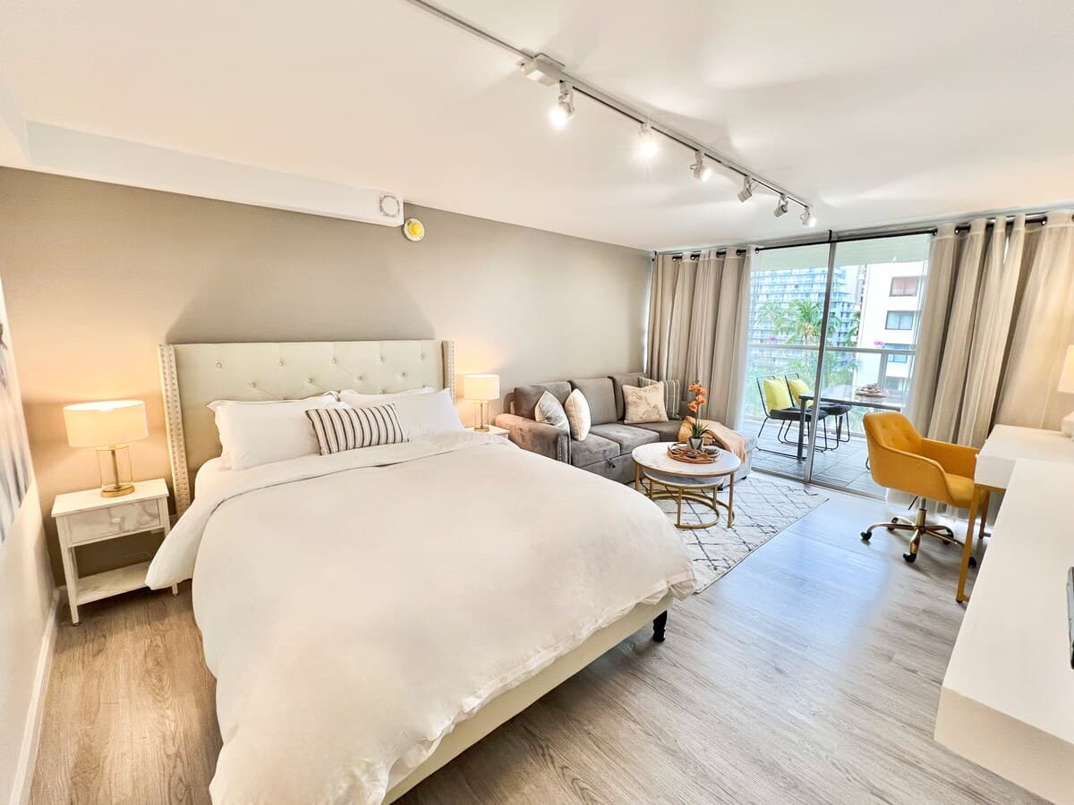 Condo in Honolulu · ★4.89 · Studio · 2 beds · 1 private bath - Photo 2