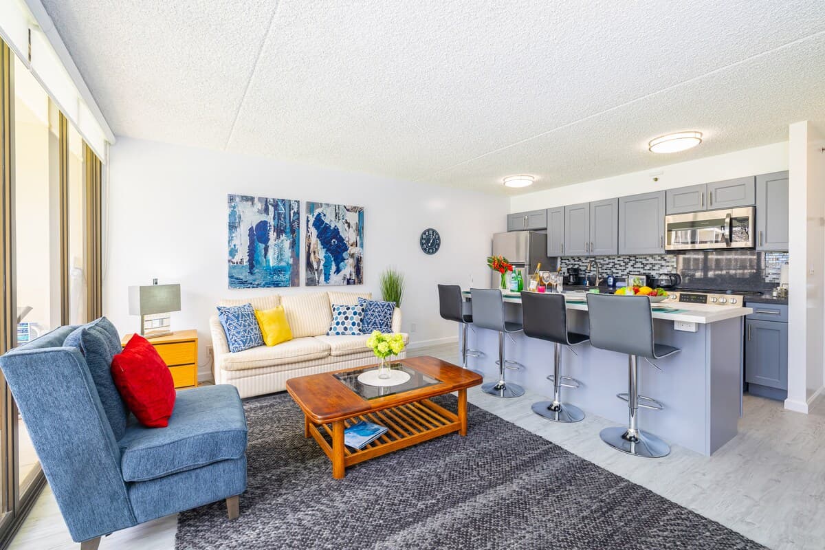 Condo in Honolulu · ★4.83 · 1 bedroom · 2 beds · 1 private bath - Photo 2