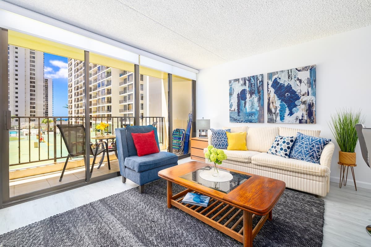 Condo in Honolulu · ★4.83 · 1 bedroom · 2 beds · 1 private bath - Photo 4