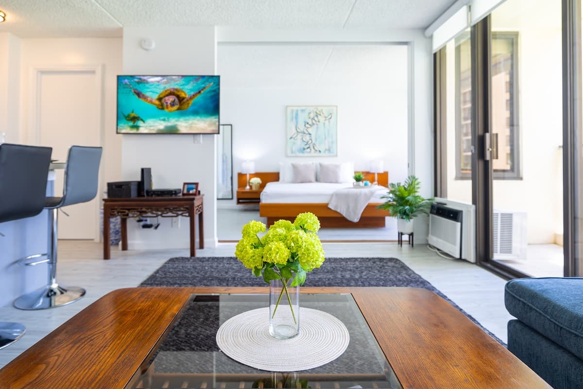 Condo in Honolulu · ★4.83 · 1 bedroom · 2 beds · 1 private bath - Photo 5