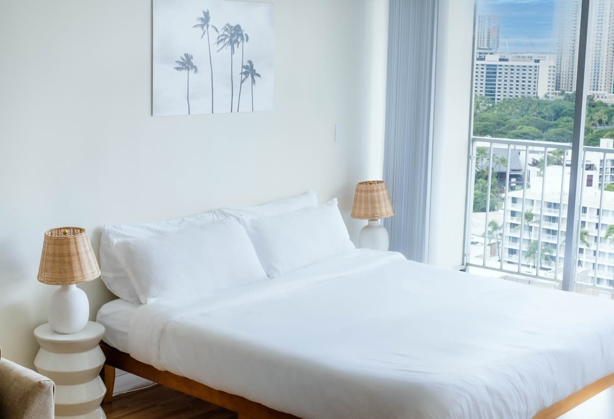 Modern and Clean Studio w Parking & Ocean View - Photo 1